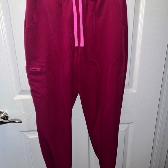 Women’s Dark Magenta Figs Scrubs Set - Limited Edition - Size M - Picture 2 of 3